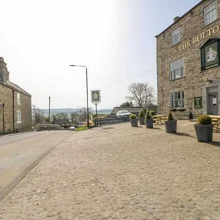 66 Dale Grove * Leyburn